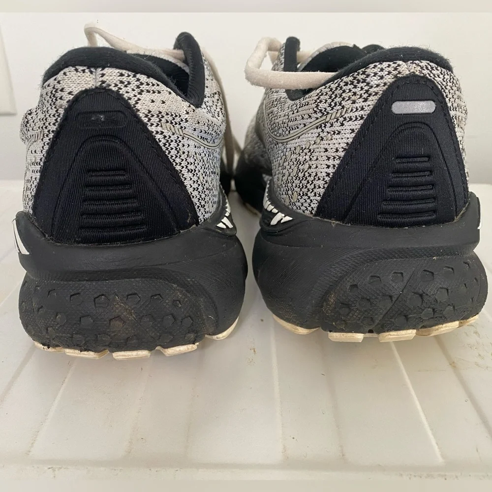 Brooks Adrenalin 21 Neutral-Pattern Running Shoes in Black and White Women's 10